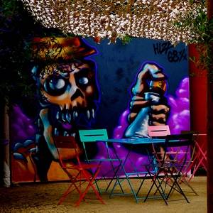Terrasse, table et chaises devant une fresque représentant un zombie tenant une fiole - France  - collection de photos clin d'oeil, catégorie streetart